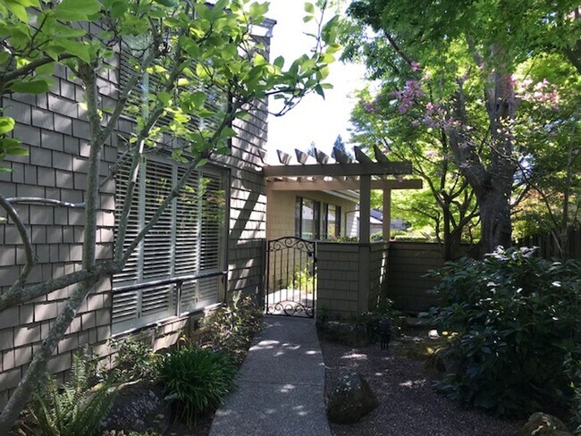Foto del edificio - Wonderful 3 bedroom, 2 bath single level home in desirable Orinda Woods community-now available f...