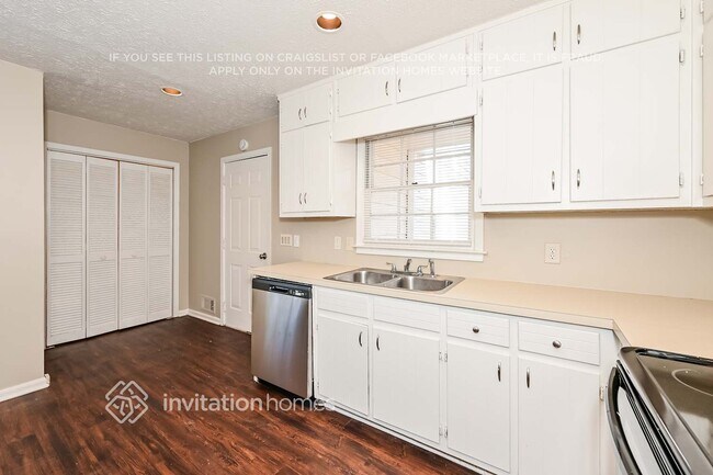 Foto del edificio - 2727 King Arthur Ct