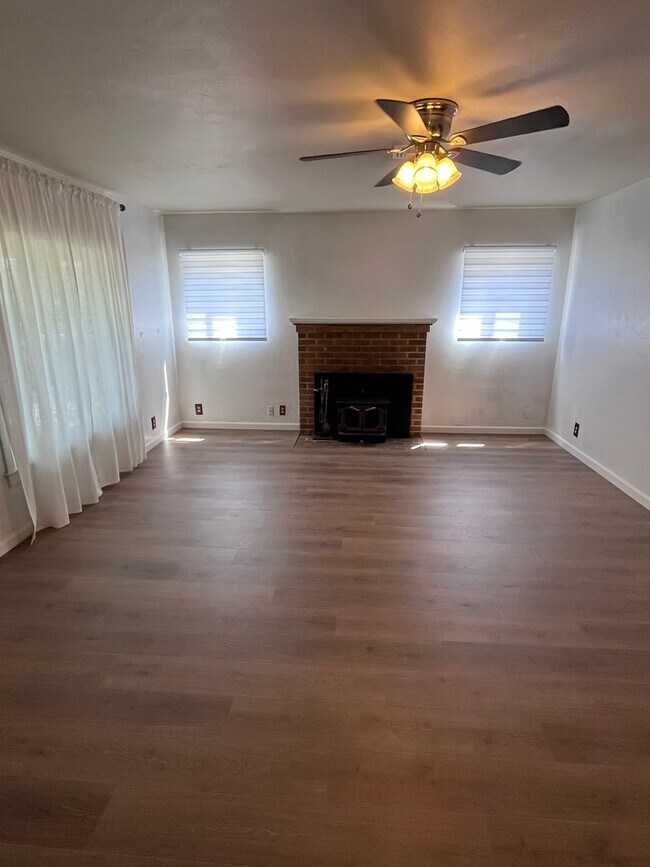 Foto del edificio - CUTE 2 BEDROOM HOME IN EAST SAC!!