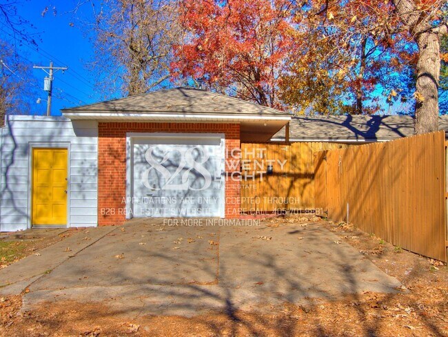 Foto del edificio - **COMING SOON FOR JUNE 2026 MOVE IN!** 3 BED/2 BATH DUPLEX - CLOSE TO CAMPUS!