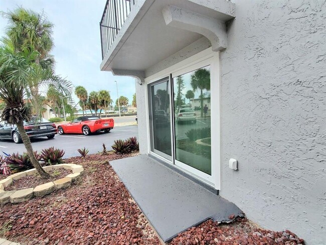 Foto del edificio - 8151 Blind Pass Rd