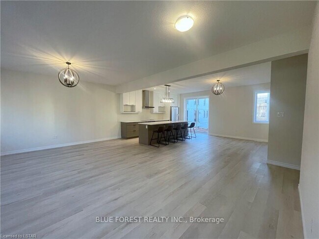 Photo du bâtiment - Stunning Sunningdale Condo for Rent!  3 Bd...