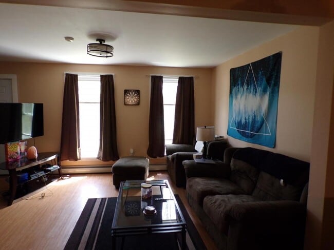 Living Room - 16 High St