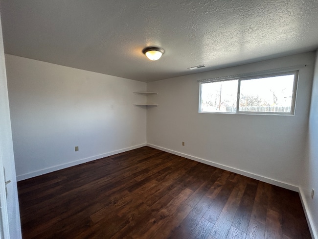 Building Photo - 824 W Custer St