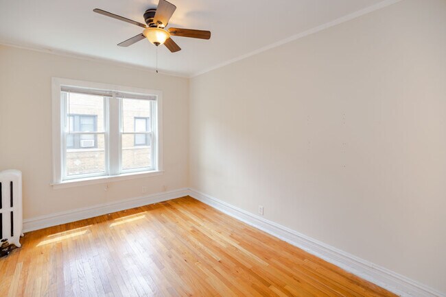 Building Photo - Renovated 2-Bed - Top Floor Unit - Heat In...