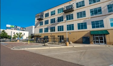 Building Photo - 415 E Pikes Peak Ave