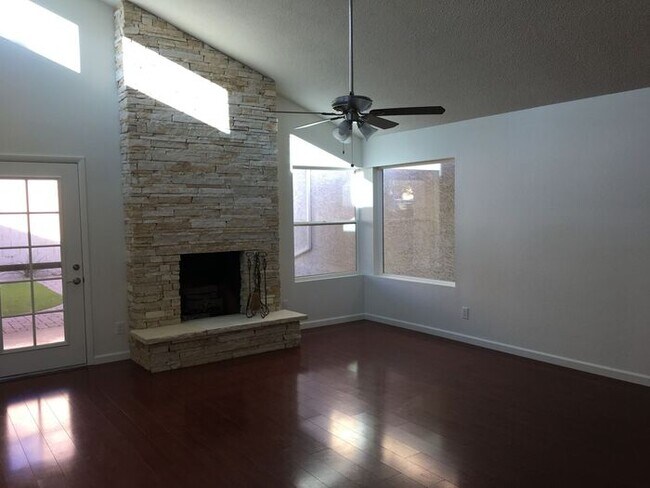 Foto del edificio - COMING SOON! Adorable 2 Bed 2 Bath Condo i...
