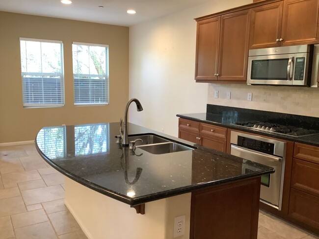 Building Photo - Upgraded 3 Bedroom 2.5 Bath Townhome with ...