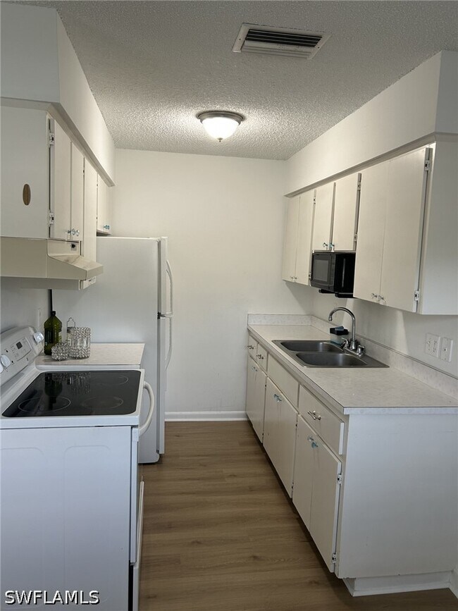 Foto del edificio - 1124 Highlands Dr