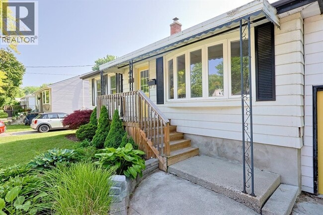 Building Photo - 898 Grandview Ave