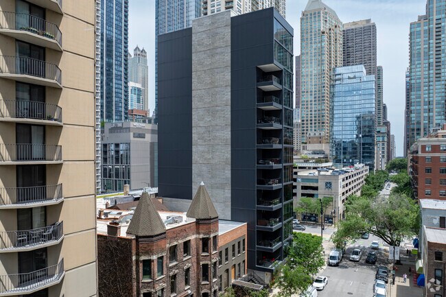 Alterno - 56 W Huron St