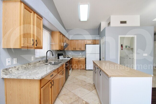 Foto del edificio - 1425 S Monterey St