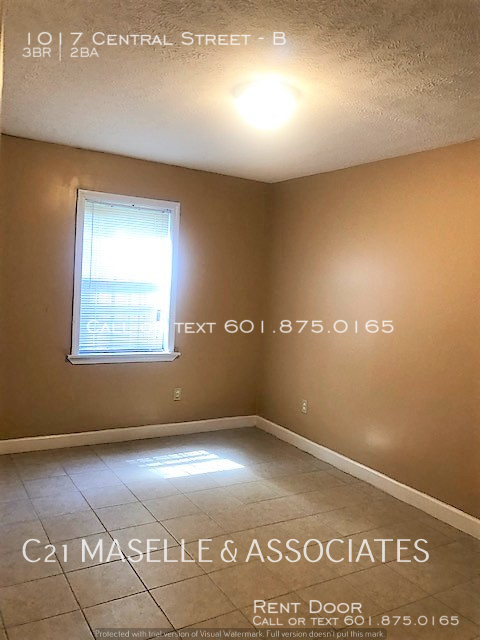 Building Photo - 3 Bed/1.5 Bath COMPLETELY UPDATED Apartments
