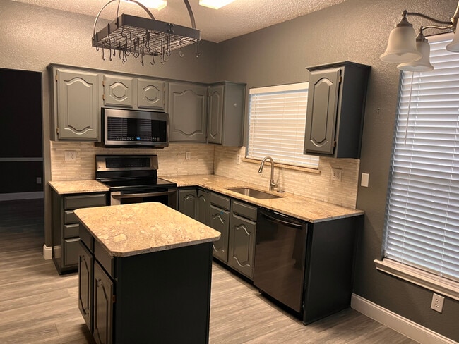 Building Photo - 18528 Shadow Ridge Dr