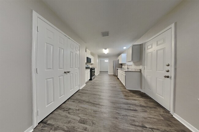 Foto del edificio - 407 Douglas Fir Dr