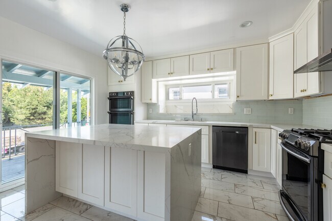 Building Photo - 1038 N Crescent Heights Blvd