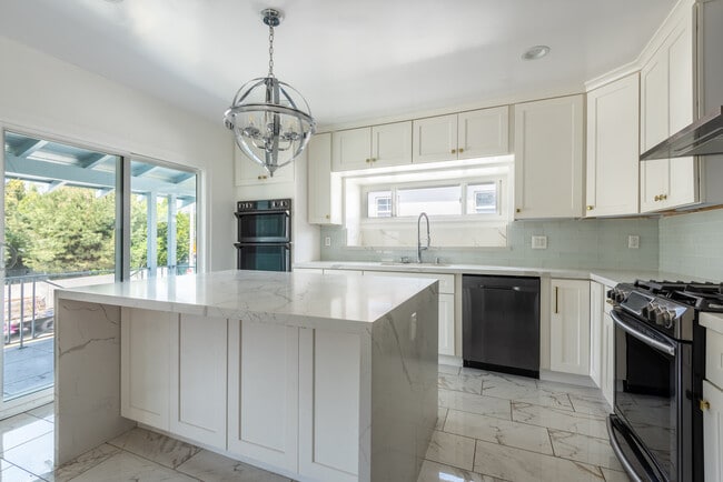 Building Photo - 1038 N Crescent Heights Blvd