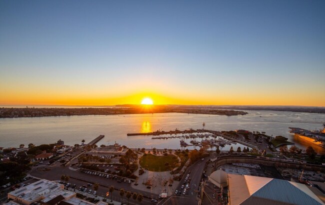 Foto del edificio - 700 W Harbor Dr