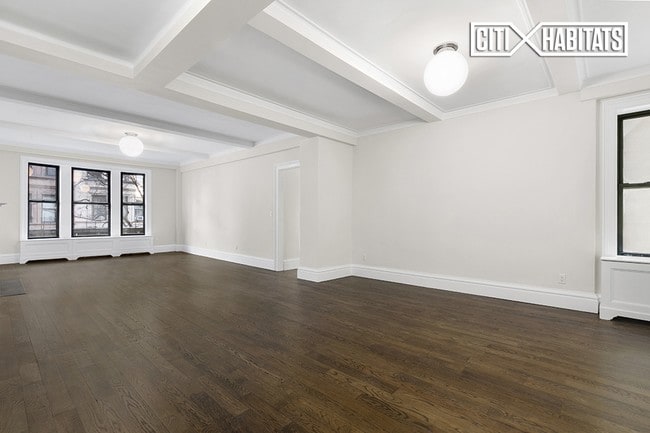 Building Photo - 30 W 70th St