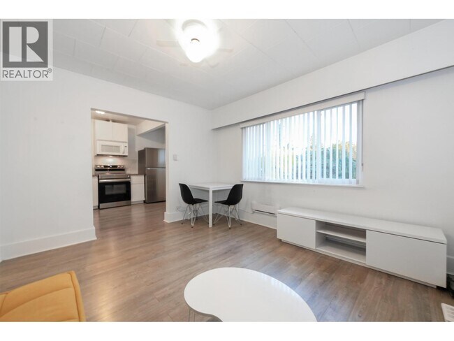 Photo du bâtiment - 315 W 19th Ave