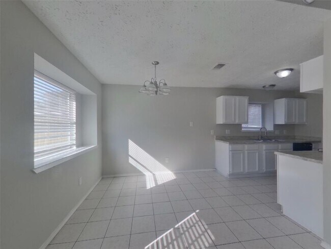 Building Photo - 2802 N Spring Dr