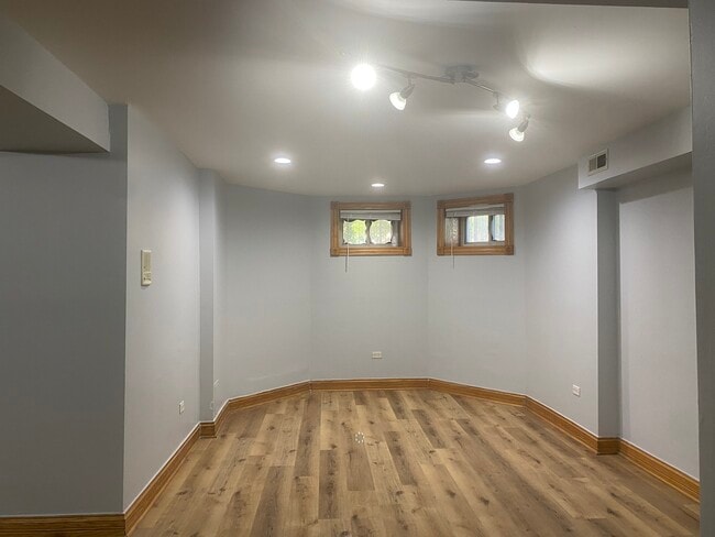 Building Photo - 4619 S Prairie Ave