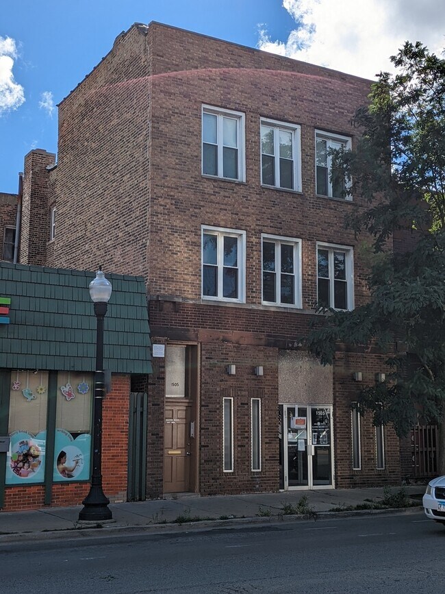Building Photo - 1505 W Devon Ave