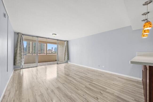 Foto del edificio - Beautiful 2BR/2BA Condo Close to Ala Moana & Downtown