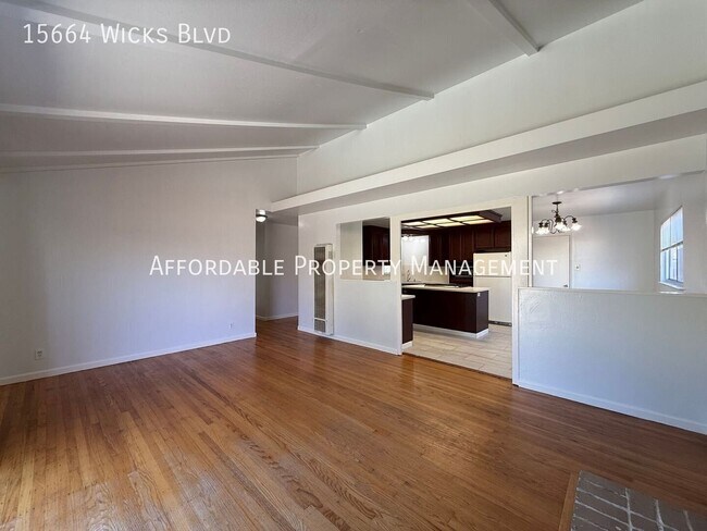 Foto del edificio - 15664 Wicks Blvd