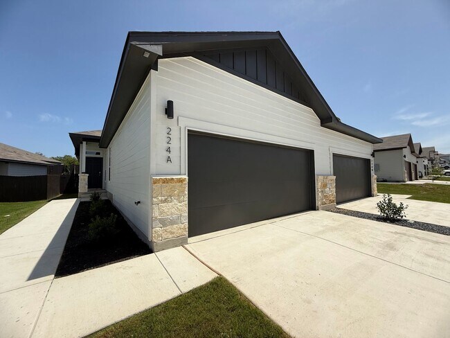 Foto del edificio - Stunning 3x2 Luxury Duplex in Buda, TX!