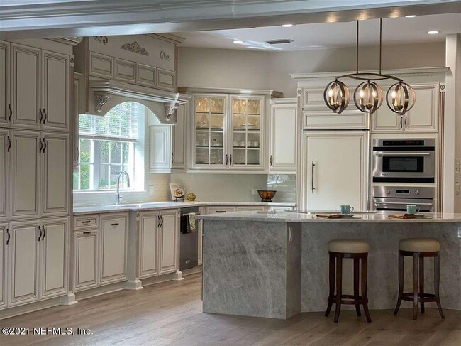 Foto del edificio - 2456 Den St