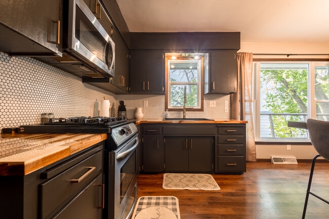 Building Photo - 6806 Sunset Strip NW