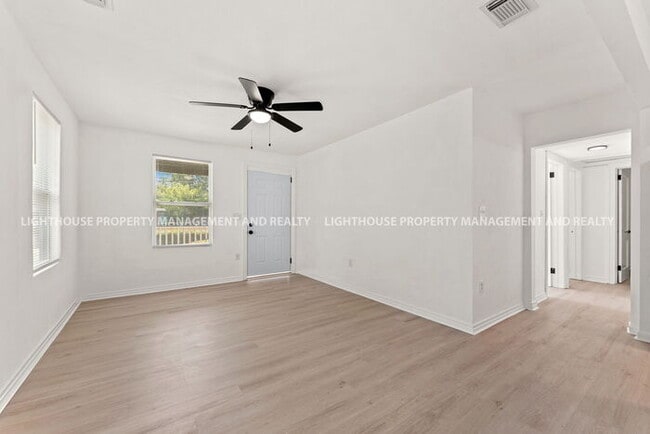 Foto del edificio - 3 bed/1 bath home in Grand Park