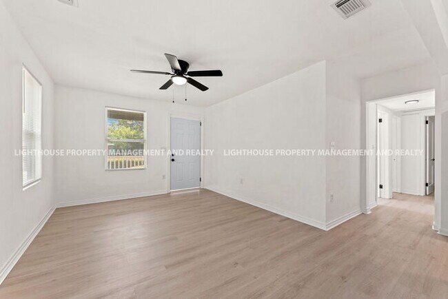 Building Photo - NEWLY RENOVATED 3 BED/1 BATH HOME!