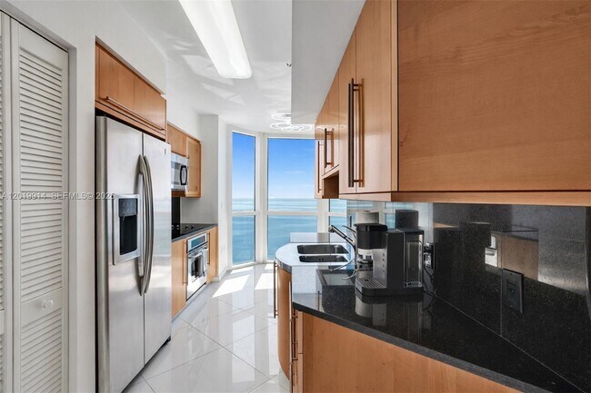 Foto del edificio - 6365 Collins Ave