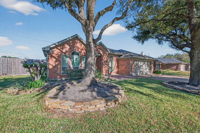 Building Photo - One of a kind home in Katy with large backyard and outdoor Oasis. With nearly 2300 sqft there's p...