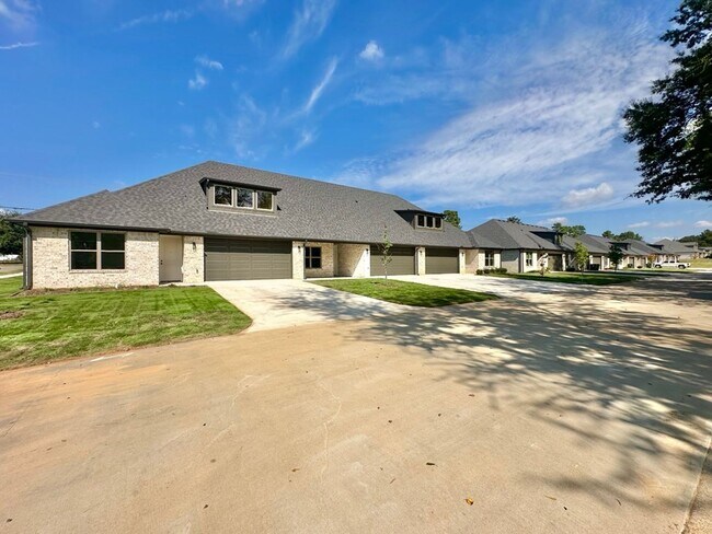 Foto del edificio - Tour Today! New Construction 4 Bed 2 Bath Triplex!