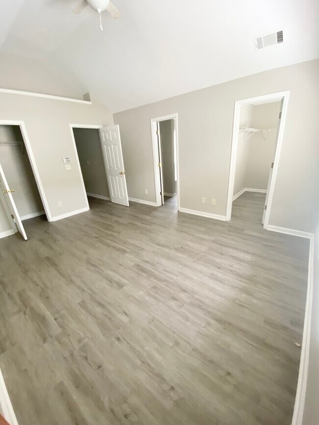 Large Master Suite Dbl Closets - 7526 Sugarcreek Dr