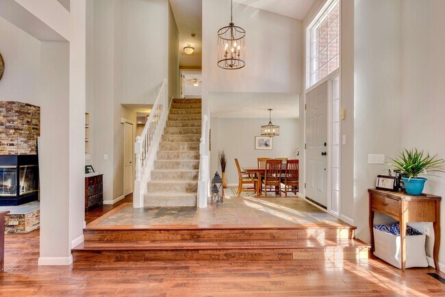 Building Photo - Lovely 5BR, 4BA Home on a Quiet, Tree-Line...