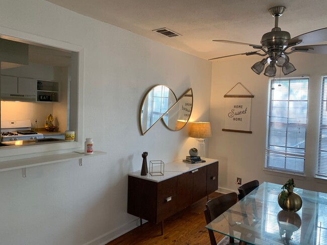 Building Photo - 4 Bedroom in Clarksville- 1610 W. 10th- August Prelease