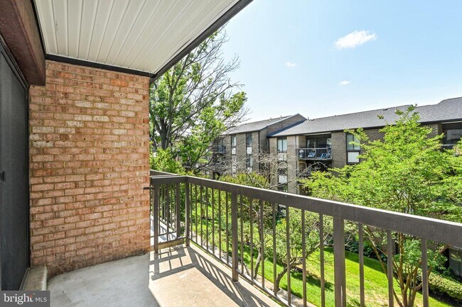 Foto del edificio - 9733 Kings Crown Ct