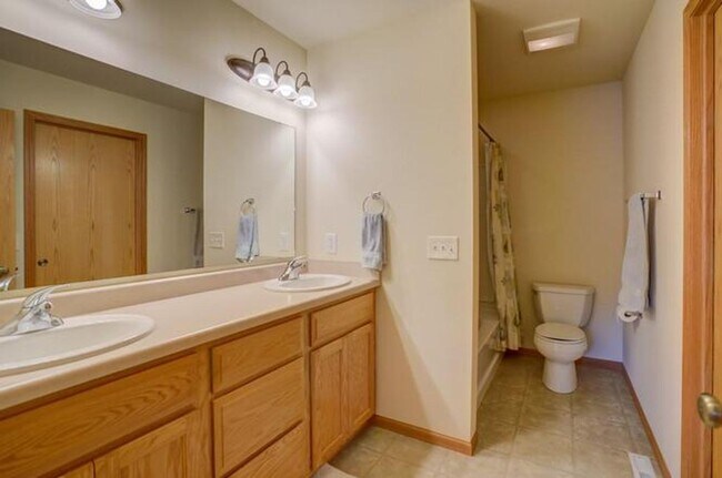 Foto del edificio - 3 bed / 3 bath House in Deforest!