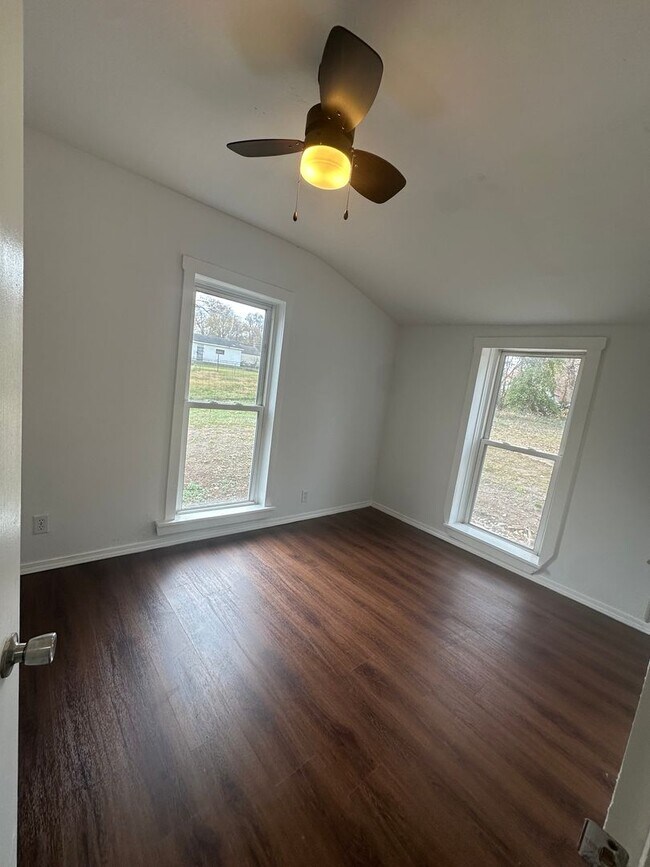 Foto del edificio - Step into this adorable 2-bedroom, 1-bathroom home—full of charm and thoughtful updates!