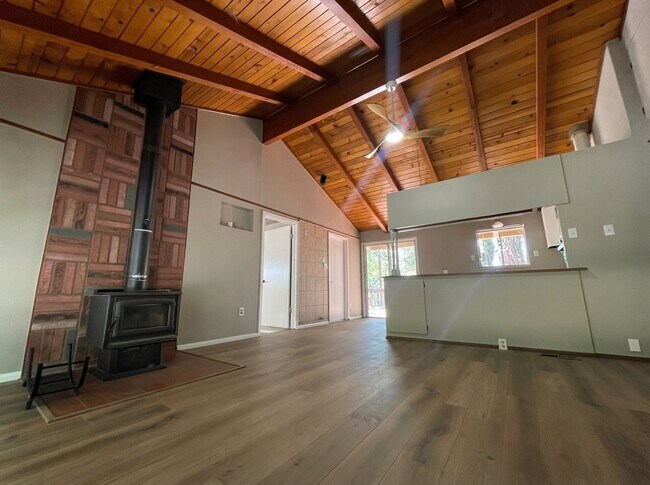 Foto del edificio - 12123 Cement Hill Rd