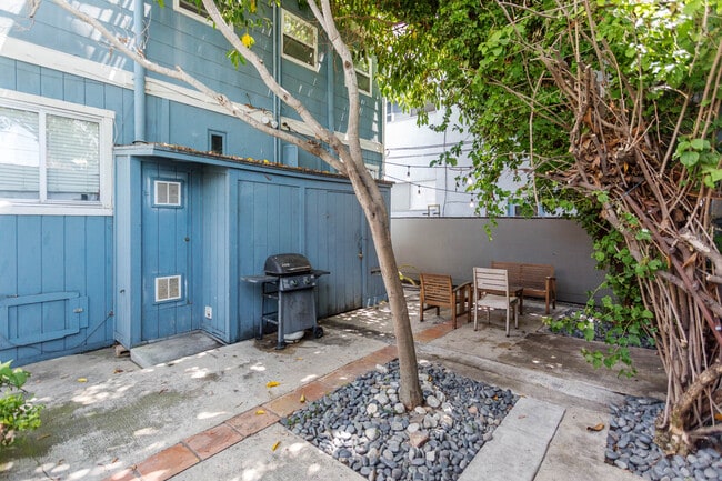 Patio - 31 S Venice Blvd