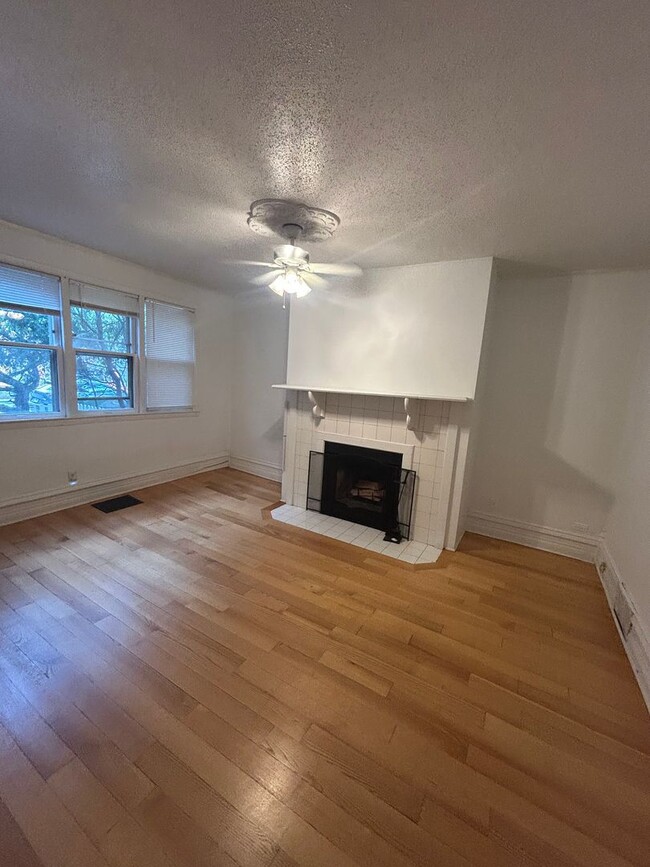 Photo - 2718 N Wilton Ave Apartment