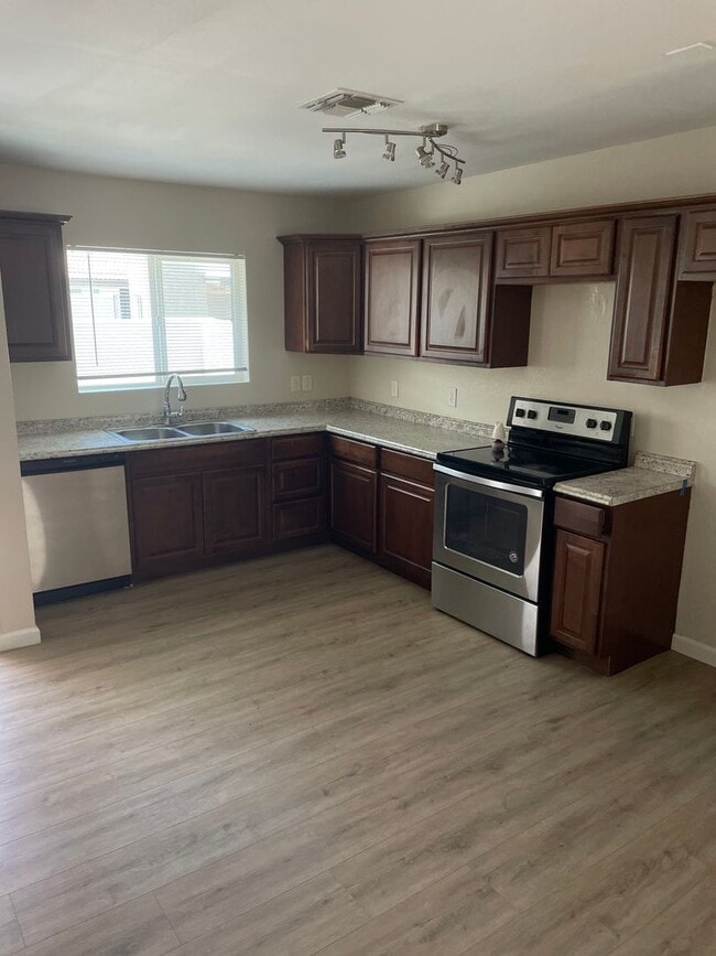 Building Photo - Fully Remodeled 3 Bedroom 2 Bathroom Town-...