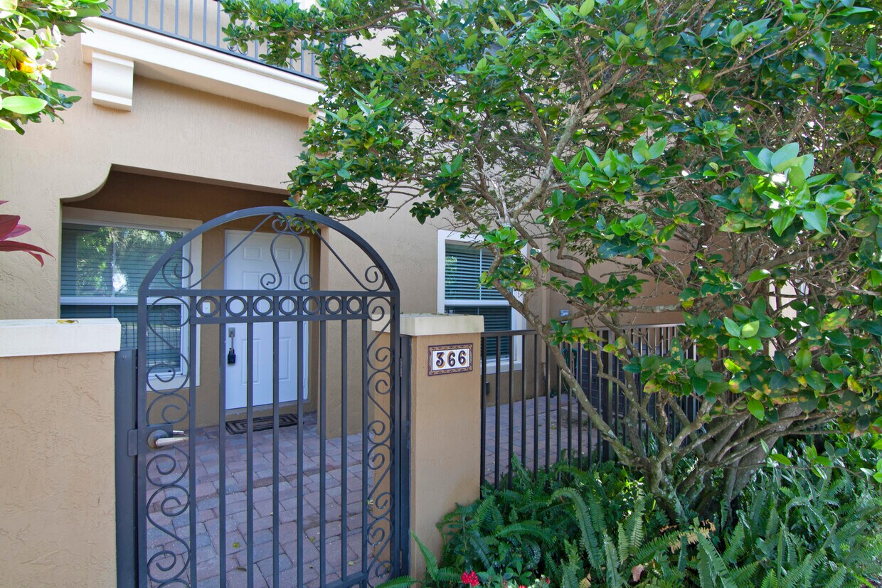366 Lake Monterey Cir, Boynton Beach, FL 33426 Townhouse for Rent in