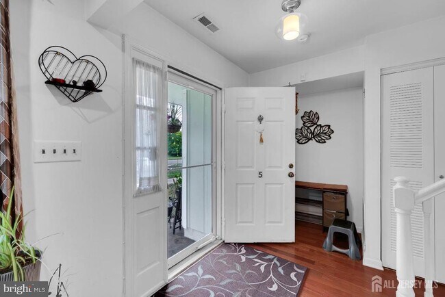 Foto del edificio - 5 Pond View Dr