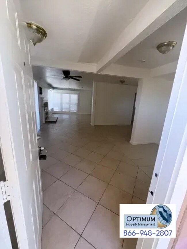Foto del edificio - 3-Bedroom 1-Bathroom Home with Fireplace, Front Yard & Private Back Patio in Victorville